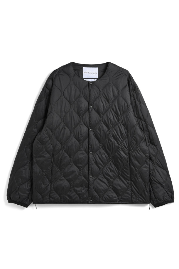 [LIGHT DOWN JACKET (타이온 X W.M) 라이트 다운 재킷 - BLACK]은 일상과 출근룩에 모두 잘 어울리는 유니섹스 다운 재킷입니다. 800 필파워 다운 충전재와 방수 기능으로 뛰어난 보온성을 제공하며, 경량 설계로 편안한 착용감을 선사합니다. 미니멀하고 캐주얼한 스타일을 연출하며, YKK 스냅 버튼, 지퍼 포켓, 스트레치 파이핑 커프스, 사이드 슬릿 지퍼 등 디테일한 특징을 더했습니다. 부드러운 나일론 소재와 레귤러 핏으로 제작되었으며, 겨울철 스타일리시한 코디를 완성합니다.
