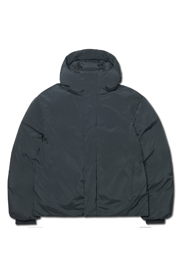 CLOUD SHELL DUCK DOWN (클라우드 쉘 덕 다운) - CHARCOAL은 겨울철 일상룩에 적합한 남녀 공용 캐주얼 덕다운 패딩입니다. 부드러운 촉감의 폴리에스테르와 나일론 혼방 소재에 두꺼운 두께감으로 보온성을 높였습니다. 차콜 컬러의 무지 디자인에 레귤러 핏, 레귤러 기장으로 제작되어 미니멀하고 클래식한 스타일을 연출합니다. 2WAY 지퍼, 엄지홀, 허리 스트링 디테일과 함께 경량 덕다운 충전재를 사용하여 편안한 착용감과 보온 기능을 제공합니다. 출근룩, 여행룩 등 다양한 TPO에 활용 가능합니다.
