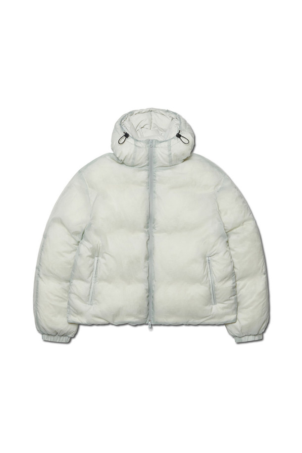 **SHEER DOWN JACKET 시어 다운 재킷 - LIGHT GRAY**

미니멀하고 캐주얼한 스타일의 남성용 라이트 그레이 컬러 다운 재킷입니다. 겨울철 보온성을 책임지는 두꺼운 두께감과 부드러운 촉감이 특징이며, 일상과 출근룩에 모두 잘 어울립니다. 오버핏 디자인에 긴 소매 기장으로 편안한 착용감을 선사하며, 숏패딩 형태로 세련된 핏을 연출합니다. 2WAY 지퍼와 YKK 지퍼를 사용하여 내구성을 높였으며, RDS 오리털 충전재(다운 75%, 페더 25%)와 충전량 300g으로 뛰어난 보온성을 제공합니다. 가볍고 따뜻하게 착용할 수 있는 실용적인 겨울 아우터입니다.
