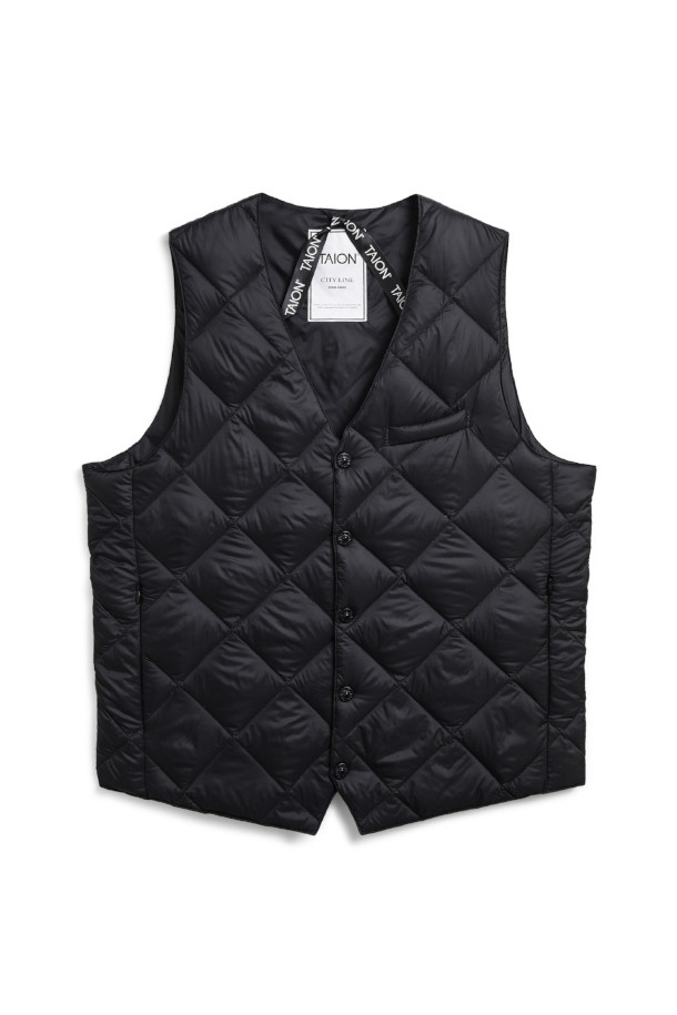 [타이온] 싱글 스냅 버튼 다운 질레 - BLACK은 가을, 겨울 시즌 남성 고객을 위한 다운 베스트입니다. 블랙 컬러의 레귤러핏으로 미니멀하고 클래식한 스타일을 연출하며, 비즈니스 캐주얼, 출근룩, 모임룩에 적합합니다. 퀄팅 패턴의 나일론 소재에 다운 95%, 페더 5% 충전재를 사용하여 보온성을 높였으며, 두꺼운 두께감으로 추운 날씨에도 따뜻하게 착용할 수 있습니다. 싱글 스냅 버튼으로 간편하게 여밀 수 있으며, 슈트 스타일링에도 활용 가능합니다.
