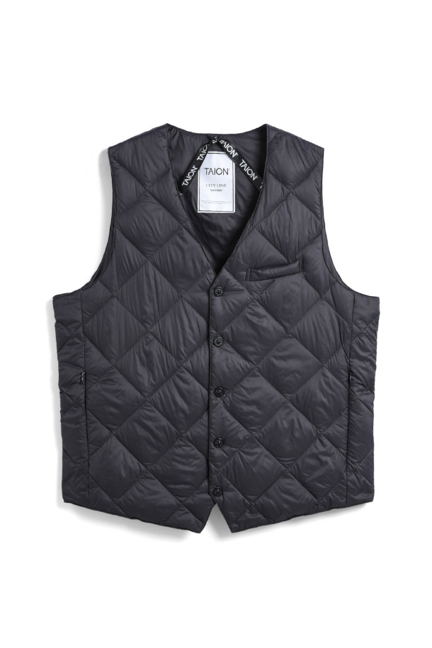 [타이온] 싱글 스냅 버튼 다운 질레 - D.CHARCOAL은 미니멀하고 베이직한 스타일의 남녀 공용 질레입니다. 다크차콜 색상에 퀄팅 패턴으로 디자인되었으며, 가을과 겨울에 적합합니다. 레귤러핏으로 제작되었으며, 나일론 소재와 두꺼운 두께감으로 부드러운 촉감을 선사합니다. 다운 95%, 페더 5%의 충전재를 사용하여 경량성과 보온성을 높였으며, 스냅 버튼으로 간편하게 여밀 수 있습니다. 비즈니스 캐주얼 및 출근룩에 활용하기 좋은 아이템입니다.
