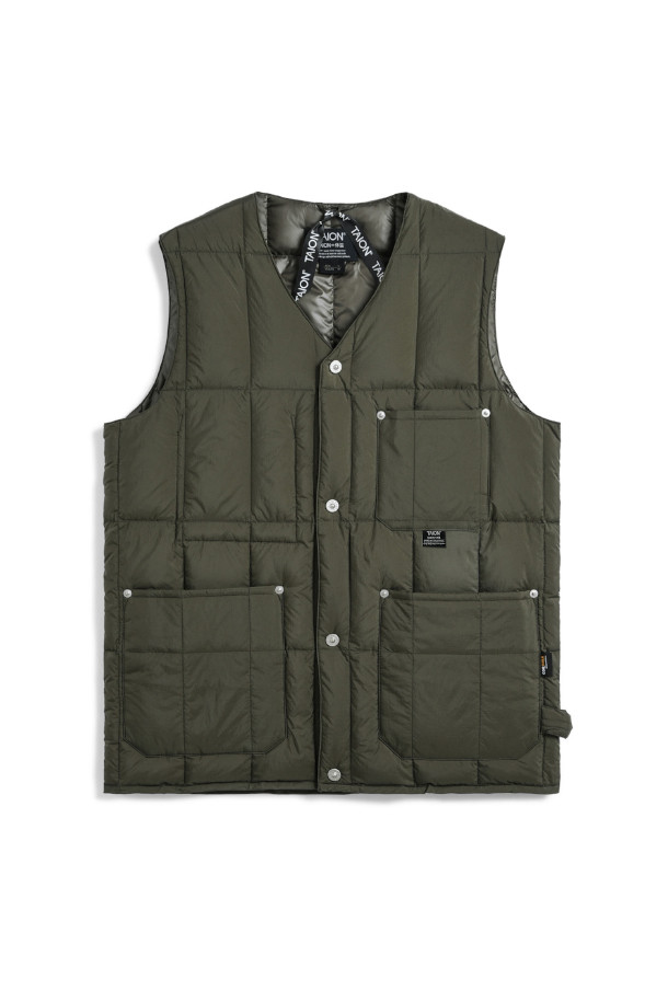 [타이온] WORK V 넥 버튼 다운 베스트는 D.OLIVE 컬러의 남성용 베스트입니다. 가을, 겨울 시즌에 어울리는 레귤러 핏의 미니멀하고 베이직한 스타일로, 출근룩과 여행룩에 활용하기 좋습니다. 800FP 다운 충전재와 코듀라 나일론 원단을 사용하여 보온성과 내구성을 높였으며, 방수 기능으로 쾌적함을 유지합니다. V넥 디자인과 버튼 여밈 방식으로 디자인되었으며, 찢김과 마찰을 방지하도록 제작되었습니다.
