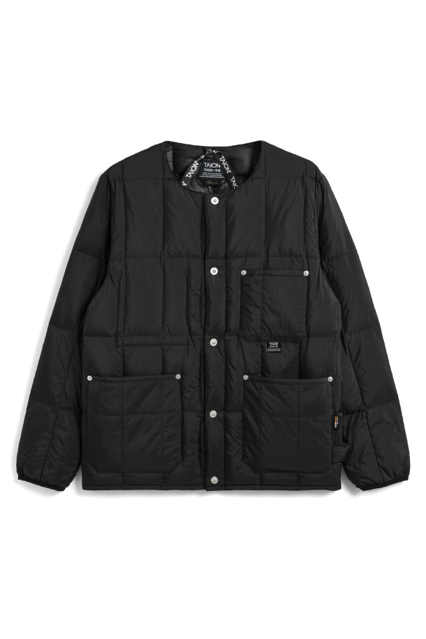 [타이온] WORK CREW NECK DOWN 재킷은 일상과 아웃도어 활동 모두에 적합한 겨울용 다운 재킷입니다. 800FP(필파워) 고보온성 다운 충전재와 마찰 저항성이 뛰어난 코듀라 나일론 소재를 사용하여 보온성과 내구성을 동시에 갖췄습니다. 미니멀한 스타일의 크루넥 디자인과 레귤러핏으로 제작되었으며, 스냅 여밈 방식과 긴소매 기장으로 깔끔한 착용감을 선사합니다. 출근룩과 여행룩 등 다양한 TPO에 활용 가능하며, 미니멀, 클래식, 캐주얼 스타일을 즐기는 분들께 추천합니다.
