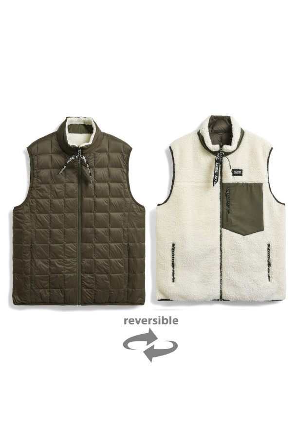[타이온] 다운 × 보아 리버서블 베스트 다운 × 보아 리버서블 베스트는 올리브와 아이보리 컬러의 양면 착용 가능한 베스트입니다. 800필파워 다운 충전재와 방풍 기능으로 가을, 겨울철 따뜻하고 쾌적하게 착용 가능하며, 부드러운 보아 소재가 포근한 착용감을 선사합니다. 집업 스타일의 레귤러핏 디자인으로 캐주얼, 미니멀, 고프코어 스타일을 연출하기 좋으며, 가볍고 편안하여 여행, 산책, 캠핑 등 다양한 시간과 장소와 경우에 활용할 수 있습니다. 무지 디자인으로 어떤 스타일에도 쉽게 매치할 수 있는 실용적인 아이템입니다.