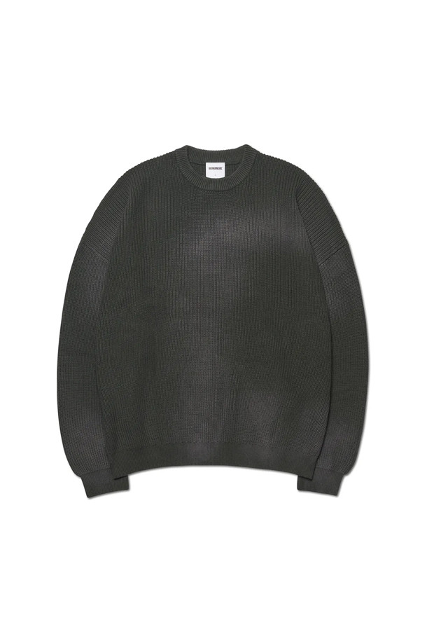 [노매뉴얼] 스프레이 다잉 니트 - 카키는 가을, 겨울 시즌에 어울리는 상의 니트/스웨터입니다. 실험적인 무드와 모던한 스타일을 연출하며, 카키 컬러의 스프레이 다잉 패턴이 특징입니다. 라운드넥에 오버핏으로 제작되어 편안하면서도 트렌디한 핏을 선사합니다. 긴 소매와 견고한 촉감의 니트 소재로 겨울 데일리룩, 산책룩, 집콕룩 등 다양한 TPO에 활용하기 좋습니다. 미니멀, 캐주얼, 시크 스타일을 즐겨 입는 고객에게 추천합니다.
