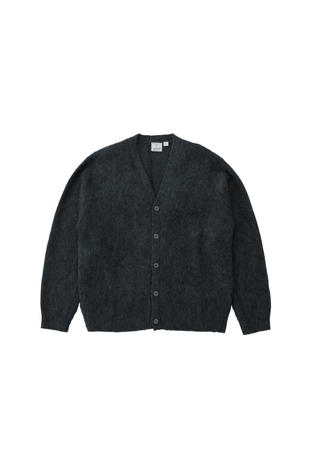 [그라미치] 그라미치 모헤어 가디건 CHARCOAL는 부드러운 모헤어, 울, 아크릴, 나일론 혼방 소재로 제작되어 포근한 착용감을 선사합니다. 차콜 컬러와 브이넥 디자인, 루즈핏으로 재즈 카페 스타일, 클래식, 미니멀, 캐주얼 룩에 모두 잘 어울립니다. 긴 소매와 자연스러운 드레이핑 실루엣이 특징이며, 버튼 여밈으로 간편하게 착용할 수 있습니다. 가을, 겨울 시즌 데일리룩, 카페룩, 모임룩에 레이어드하여 다양한 스타일을 연출해보세요.
