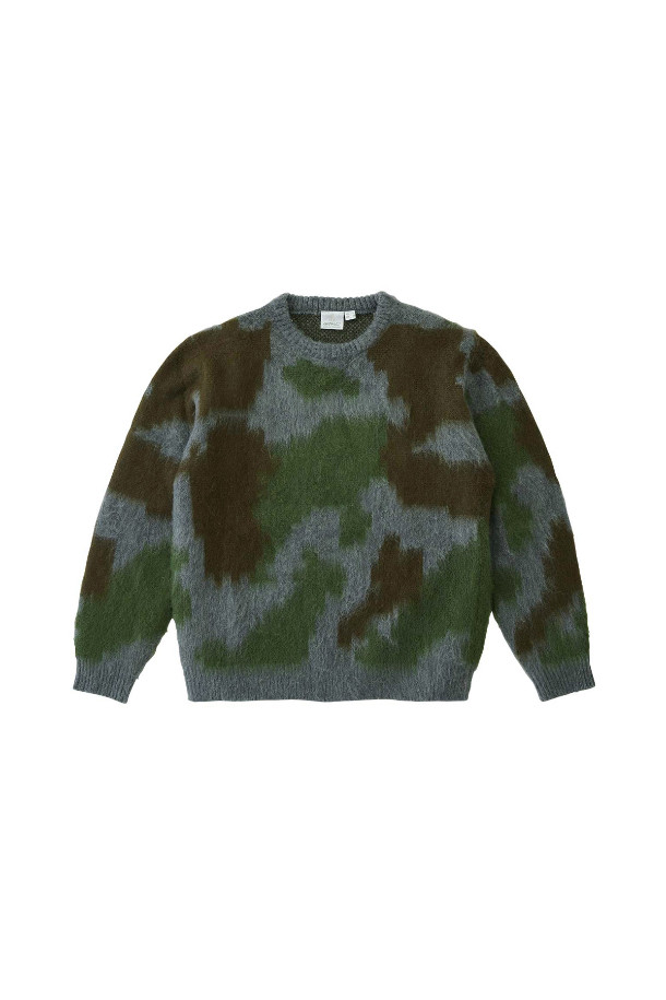 [그라미치] GRAMICCI (그라미치) 모헤어 스웨터 - JUNGLE DIGI CAMO (정글 디지털 카모)는 캐주얼, 스트릿 스타일을 아우르는 남녀 공용 스웨터입니다. 가을, 겨울 시즌에 적합하며, 두꺼운 두께감으로 따뜻하게 착용할 수 있습니다. 정글 디지털 카모 패턴이 돋보이며, 루즈핏과 릴랙스핏으로 편안한 착용감을 선사합니다. 부드러운 모헤어, 울, 아크릴, 나일론 혼방 소재로 제작되어 쉐기한 텍스처를 느낄 수 있으며, 겨울 데일리룩, 캠핑룩, 가을 나들이룩 등 다양한 TPO에 활용하기 좋습니다. 라운드넥과 긴소매 디자인으로 어떤 스타일에도 쉽게 매치할 수 있습니다.
