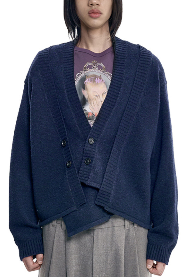 더블 레이어드 가디건 - 네이비는 남성용 가디건으로, 베이직하고 캐주얼한 스타일을 연출합니다. 봄, 가을, 겨울 세 계절 모두 활용 가능하며, 레귤러핏과 브이넥 디자인으로 제작되었습니다. 출근룩과 비즈니스 캐주얼에 적합하며, 캐주얼, 클래식, 미니멀한 스타일을 즐기는 분들께 추천합니다. 무지 디자인에 긴 소매 기장으로, 다양한 코디에 활용하기 좋습니다. 더블 레이어드 디테일이 돋보이는 가디건입니다.
