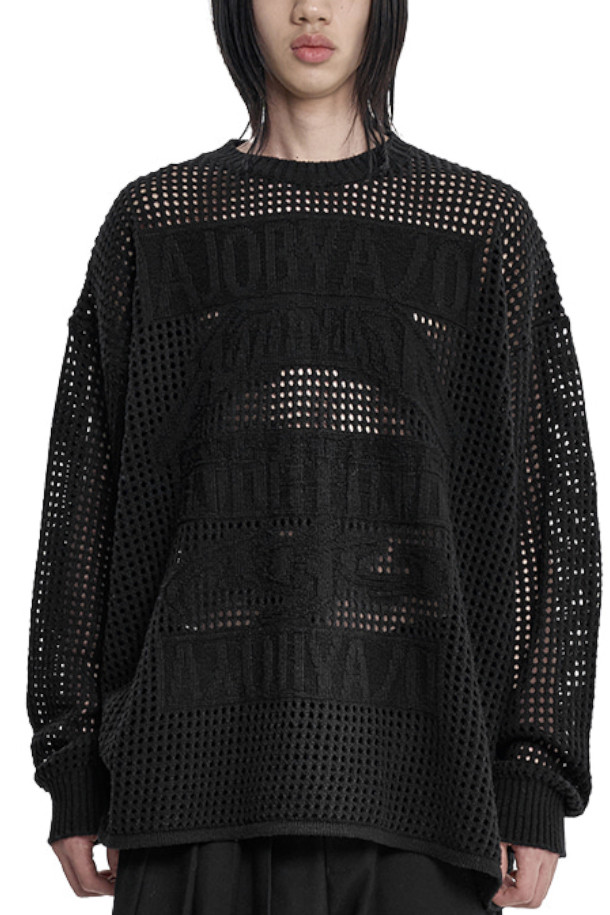 아조바이아조 토탈 로고 드랍 니들 스웨터 - 블랙은 스트릿, 미니멀, 캐주얼 스타일을 즐기는 분들을 위한 상의입니다. 봄, 가을 계절에 적합하며, 일상생활에서 편안하게 착용할 수 있습니다. 얇은 두께의 7게이지 오픈 니트 소재로 제작되어, 가벼운 착용감을 선사합니다. 메쉬 구조와 앞면 엠보싱 그래픽 디테일이 특징이며, 레귤러 핏 라운드넥 디자인으로 제작되었습니다. 동네 마실룩, 가을 나들이룩에 매치하여 개성 있는 스타일을 연출해보세요.
