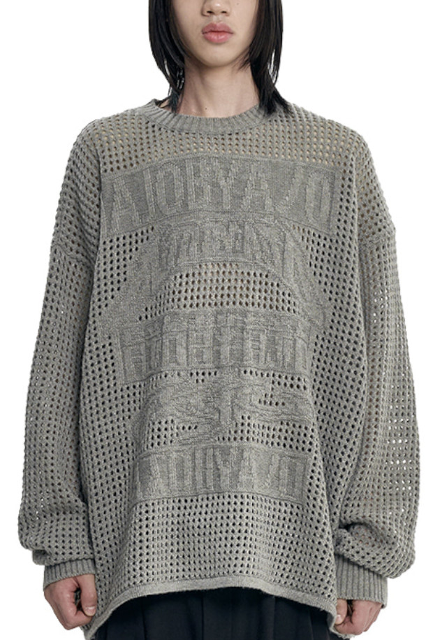 [아조바이아조] Total Logo Drop Needle Sweater 토탈 로고 드랍 니들 스웨터 - 애쉬 카키는 가을, 겨울 시즌에 착용하기 좋은 남녀 공용 스웨터입니다. 7게이지 니트, 메쉬 구조, 앞면 엠보싱 그래픽이 특징이며, 레귤러핏과 라운드넥 디자인으로 제작되었습니다. 나일론, 폴리에스테르, 울 혼방 소재로 제작되어 두꺼운 두께감을 자랑하며, 캐주얼, 스트릿 스타일 연출에 용이합니다. 일상, 산책, 집콕 등 다양한 TPO에 활용할 수 있으며, 애쉬 카키 색상으로 어떤 스타일에도 쉽게 매치할 수 있습니다.
