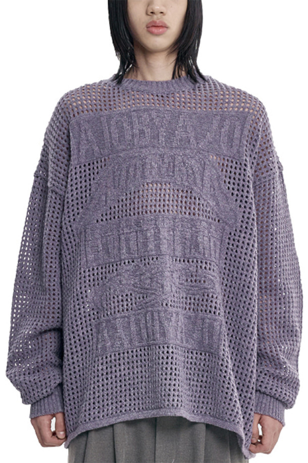 [아조바이아조] Total Logo Drop Needle Sweater 토탈 로고 드랍 니들 스웨터 - 라일락은 캐주얼 무드의 오버핏 스웨터입니다. 봄, 가을에 착용하기 좋으며, 데이트룩이나 카페룩에 잘 어울립니다. 7게이지 니트 메쉬 구조로 제작되었으며, 앞면 엠보싱 그래픽 디테일이 특징입니다. 라운드넥 디자인에 긴소매로, 나일론, 폴리에스테르, 울 혼방 소재로 제작되었습니다. 미니멀, 클래식 스타일을 선호하는 분들께 추천합니다.
