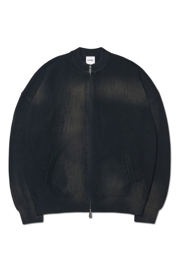 블랙 컬러의 스프레이 다잉 기법이 돋보이는 남성용 니트 집업입니다. 가을, 겨울 시즌에 적합하며, 미니멀하고 캐주얼한 스타일을 연출하기 좋습니다. 면 소재로 제작되어 두꺼운 두께감을 자랑하며, 오버핏으로 편안한 착용감을 선사합니다. 2WAY 지퍼 디테일과 피그먼트 워싱, 이염 가능성이 있는 특징이 있습니다. 데일리룩, 동네 마실룩, 카페룩 등 다양한 TPO에 활용하기 좋은 니트 집업입니다.
