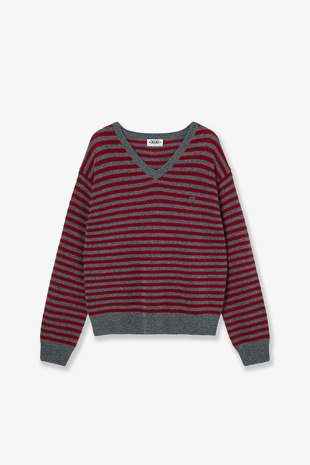 그레이 색상의 STRIPE 브이넥 니트 풀오버입니다. 캐시미어, 울, 나일론 혼방 소재로 제작되어 가을, 겨울 시즌에 따뜻하게 착용할 수 있습니다. 레귤러핏으로 제작되었으며, 베이직한 디자인과 스트라이프 패턴이 특징입니다. 데일리룩, 모임룩 등 다양한 TPO에 클래식, 미니멀, 캐주얼 스타일로 연출하기 좋습니다. 소매는 긴소매이며, 심볼 자수 디테일로 포인트를 더했습니다.
