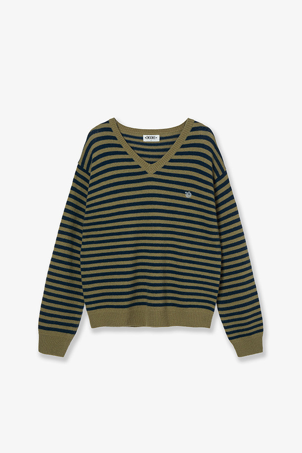 카키 컬러의 스트라이프 브이넥 니트 풀오버는 여성스러움과 캐주얼한 매력을 동시에 선사합니다. 부드러운 캐시미어, 울, 나일론 혼방 소재로 제작되어 포근하고 편안한 착용감을 느낄 수 있습니다. 가을, 겨울 시즌 데일리룩에 활용하기 좋은 레귤러핏의 긴 소매 크롭 니트이며, 심플한 디자인에 스트라이프 패턴으로 포인트를 더했습니다. 베이직하면서도 세련된 스타일을 연출하여 다양한 하의와 매치하기 용이합니다.
