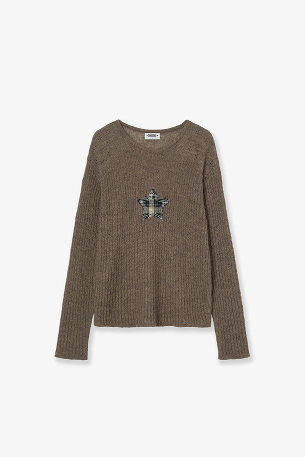 "SHEER APPLIQUE KNIT - BROWN"은 가을, 겨울 시즌에 어울리는 여성용 니트/스웨터입니다. 부드러운 촉감의 니트 소재로 제작되었으며, 얇은 두께감과 시스루 디자인이 특징입니다. 라운드넥, 긴소매, 레귤러핏의 베이직한 스타일로, 크롭 기장과 아플리케 디테일이 돋보입니다. 데일리룩, 카페룩, 데이트룩 등 다양한 TPO에 미니멀, 클래식, 캐주얼 무드로 연출하기 좋습니다. 브라운 컬러로 어떤 하의와도 쉽게 매치하여 세련된 스타일을 완성할 수 있습니다.
