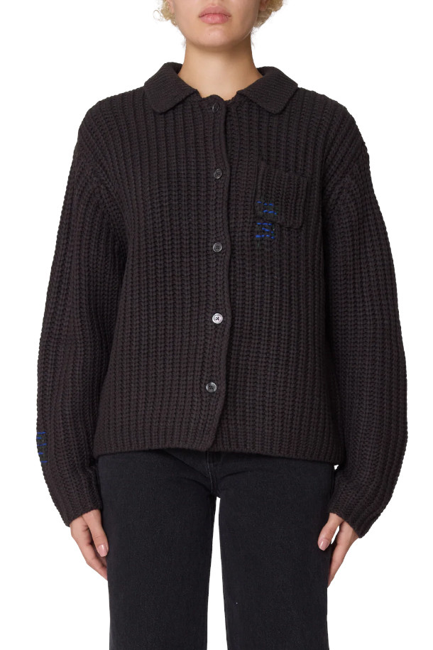 **JULIAN BUTTON DOWN SWEATER 줄리안 버튼 다운 스웨터 - ASPHALT**는 남성용 상의 스웨터입니다. 톤 다운된 그레이 컬러와 레귤러핏 디자인으로 어떤 스타일에도 쉽게 매치할 수 있습니다. 가을, 겨울 시즌에 어울리는 긴소매 기장의 베이직한 디자인으로, 캐주얼 및 미니멀 스타일을 즐기는 분들께 적합합니다. 출근룩과 모임룩으로 활용하기 좋으며, 싱글 버튼 여밈 방식으로 편안하게 착용 가능합니다. 카라 디자인이 돋보이는 이 스웨터는 다양한 하의와 함께 세련된 스타일을 연출할 수 있습니다.
