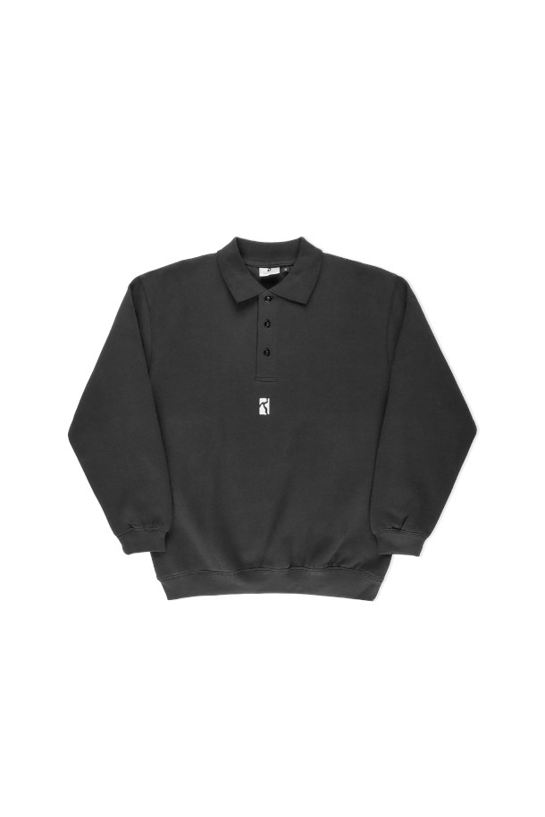 Heavy Polo Sweat 헤비 폴로 스웻 - Black는 베이직하고 캐주얼한 스타일의 폴로넥 스웨트셔츠입니다. 가을, 겨울에 입기 좋은 두꺼운 두께감의 면 소재로 제작되어 부드러운 촉감을 선사합니다. 무지 디자인에 레귤러핏으로 제작되어 출근룩이나 모임룩 등 다양한 TPO에 활용 가능합니다. 캐주얼, 클래식, 미니멀 스타일을 즐겨 입는 분들께 추천하며, 헤비 소재 특유의 핏감과 편안함을 경험할 수 있습니다. 긴 소매 기장의 레귤러핏 상의입니다.
