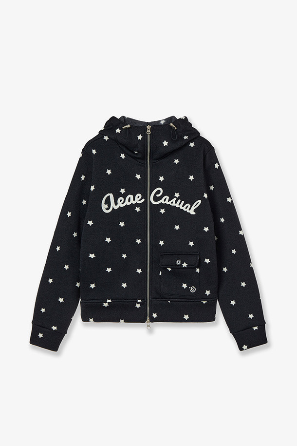 블랙 컬러의 STAR 하이넥 집업 점퍼입니다. 캐주얼하고 미니멀한 스타일로, 봄, 가을 산책룩에 잘 어울립니다. 레귤러핏으로 편안하게 착용 가능하며, 크롭 기장으로 활동성을 높였습니다. 얇은 두께감에 도트 무늬와 레터링 디테일이 포인트로 더해져 세련된 디자인을 자랑합니다. 긴 소매와 집업 스타일로 간편하게 입고 벗을 수 있습니다.
