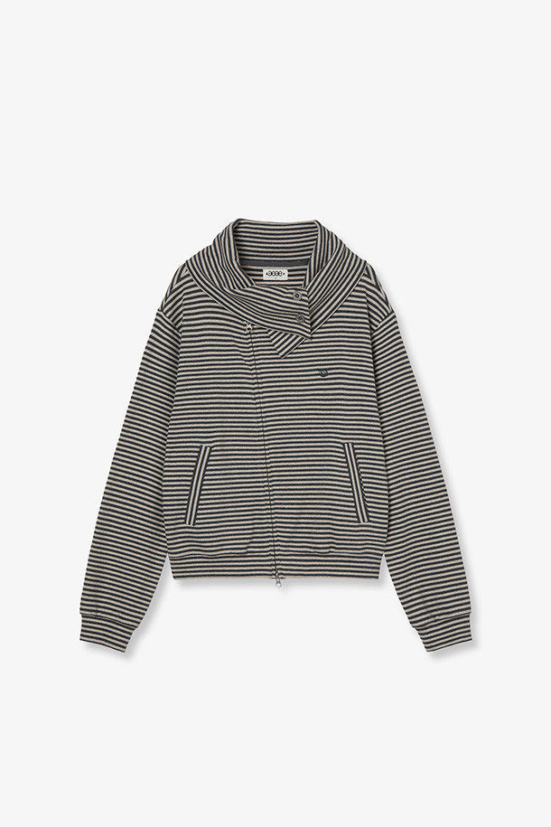 차콜 컬러의 STRIPE HIGH NECK ZIP UP (스트라이프 하이넥 집업)입니다. 여성 의류로, 면 소재의 얇은 두께감으로 봄, 가을에 착용하기 좋습니다. 캐주얼, 스포티, 미니멀 스타일을 모두 소화할 수 있으며, 산책룩에 활용하기 좋습니다. 크롭 기장의 레귤러핏으로, 하이넥 디자인과 긴 소매, 스트라이프 패턴이 특징입니다. 집업 방식으로 간편하게 착용 가능하며, 포켓이 있어 실용성을 더했습니다.
