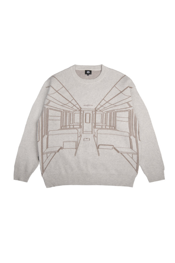 METRO KNIT CREWNECK (메트로 니트 크루넥) - BEIGE는 부드러운 울 소재로 제작되어 가을, 겨울 시즌에 따뜻함을 선사하는 남녀 공용 니트입니다. 레귤러 핏의 라운드넥 디자인으로, 미니멀하고 베이직한 스타일을 연출하며, 출근룩과 모임룩에 모두 잘 어울립니다. 두꺼운 두께감과 긴소매 기장으로 포근함을 더하고, 그래픽 디테일이 포인트로 더해져 밋밋함을 덜었습니다. 베이지 컬러는 다양한 스타일에 매치하기 용이하며, 클래식, 캐주얼 스타일 모두 소화 가능합니다.
