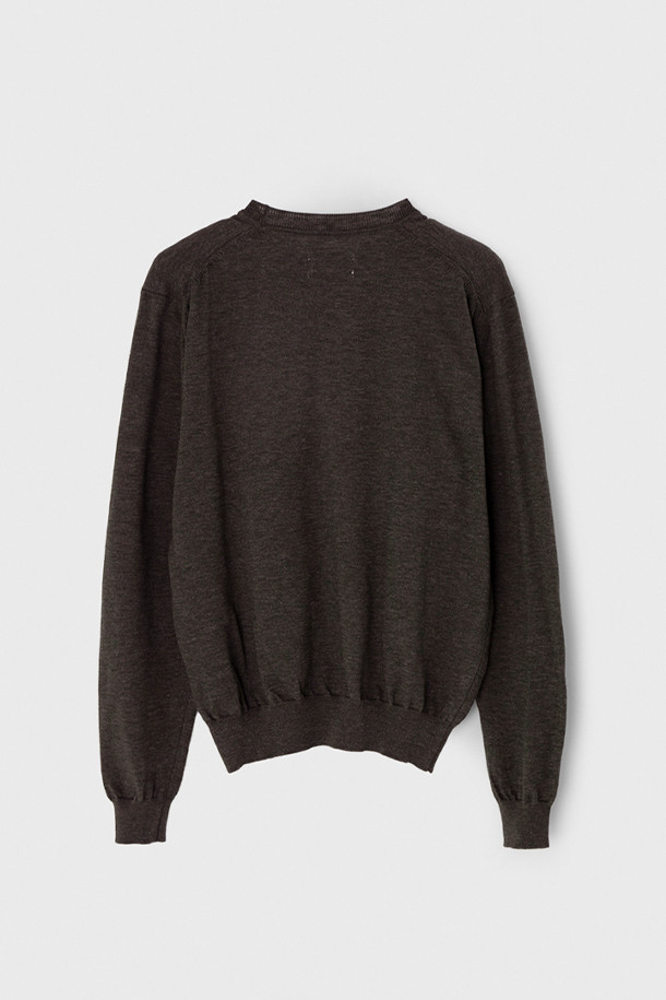 [벌스데이수트] 히얼 투비 얼라이브 풀오버 니트는 부드러운 촉감의 14게이지 니트입니다. 면과 폴리에스테르 혼방의 코튼 돌리 블렌드 원사를 사용하여 제작되었으며, 레귤러핏의 라운드넥 디자인입니다. 가을, 겨울에 따뜻하게 착용할 수 있으며, 브라운 컬러에 레터링 패턴이 돋보입니다. 캐주얼, 미니멀, 클래식 스타일을 즐겨 입는 분들께 추천하며, 가을 나들이룩, 겨울 데일리룩, 집콕룩 등 다양한 TPO에 활용하기 좋습니다. 앞면 아플리케 디테일이 포인트입니다.
