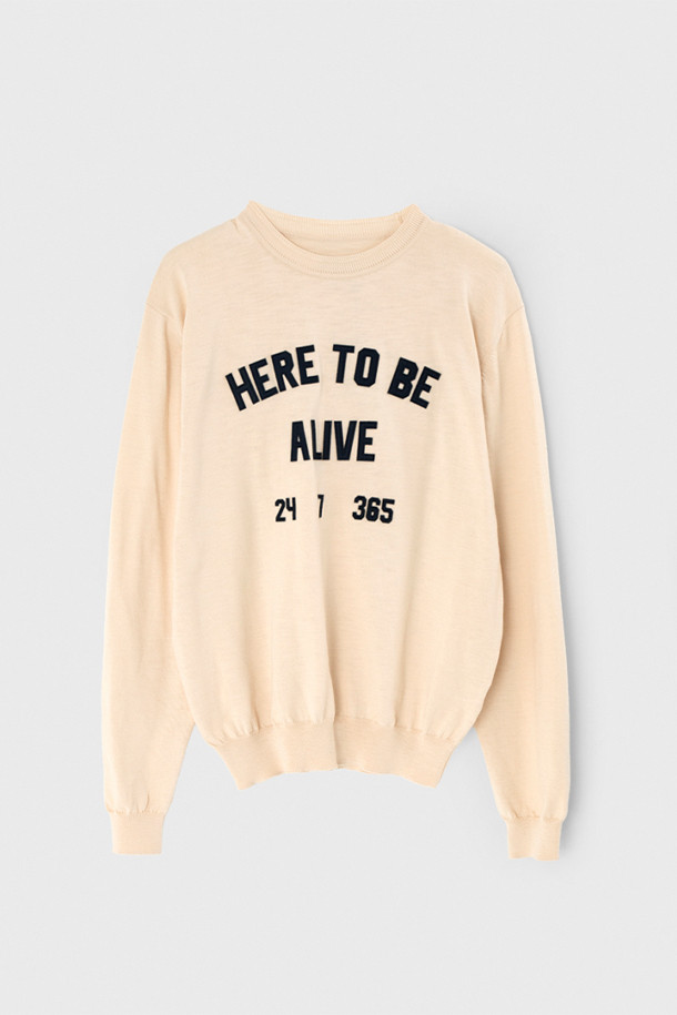 [벌스데이수트] 히얼 투 비 얼라이브 풀오버 니트는 부드러운 크림 컬러의 상의입니다. 면과 폴리에스테르 혼방 소재로 제작되어 가을, 겨울에 따뜻하게 착용할 수 있습니다. 라운드넥 디자인에 "HERE TO BE ALIVE" 레터링과 아플리케 디테일이 포인트로 들어가 베이직하면서도 개성 있는 스타일을 연출합니다. 미니멀, 캐주얼, 클래식 무드를 즐기는 분들께 겨울 데일리룩, 집콕룩, 동네 마실룩으로 추천합니다. 긴 소매 기장으로 편안하게 착용 가능합니다.
