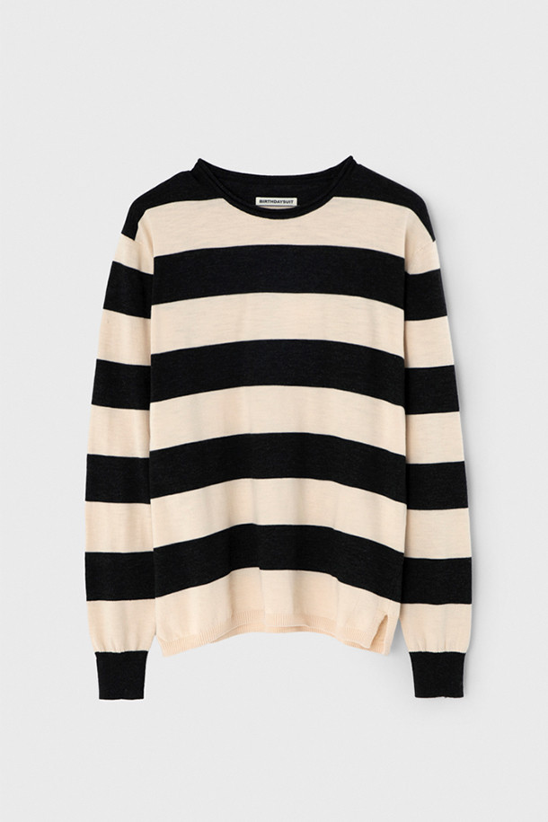 [벌스데이수트] STRIPE ROLLNECK KNIT (스트라이프 롤넥 니트) - BLACK는 가을, 겨울 시즌에 활용하기 좋은 공용 니트 스웨터입니다. 블랙 컬러의 레귤러핏으로, 14게이지 면, 폴리에스테르 혼방 소재의 부드러운 촉감이 특징입니다. 롤넥 디자인과 긴 소매, 스트라이프 패턴이 캐주얼하면서도 베이직한 스타일을 연출하며, 크롭 기장으로 트렌디함을 더했습니다. 겨울 데일리룩, 카페룩, 모임룩 등 다양한 TPO에 활용 가능하며, 캐주얼, 미니멀, 클래식 스타일을 즐기는 분들께 추천합니다.
