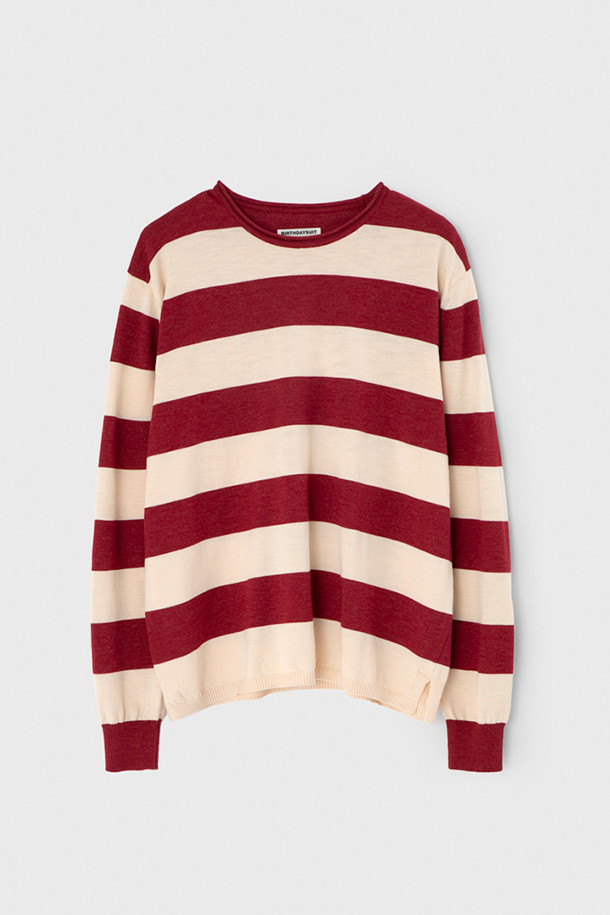 벌스데이수트의 STRIPE ROLLNECK KNIT (스트라이프 롤넥 니트) - RED는 가을, 겨울 시즌에 어울리는 여성용 니트/스웨터입니다. 14게이지 니트 짜임과 면, 폴리에스테르 혼방 소재로 제작되었으며, 캐주얼한 스트라이프 패턴과 롤넥 디자인이 특징입니다. 크롭 기장의 긴소매 니트로, 데이트룩이나 가을 나들이룩에 스타일리시함을 더해줍니다. 앞면 아플리케 디테일이 포인트이며, 캐주얼, 미니멀, 클래식 스타일을 연출하기 좋습니다.

