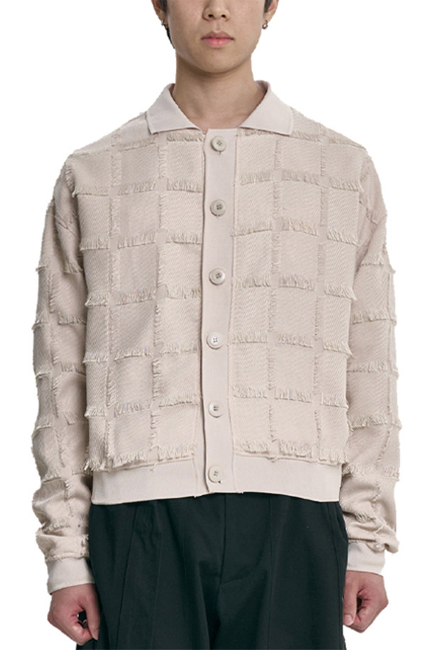 [아조바이아조] Fringe Check Cardigan (프린지 체크 가디건) - CREAM은 부드러운 촉감과 두께감으로 가을, 겨울 시즌에 착용하기 좋은 여성용 니트 가디건입니다. 크림 컬러의 체크 패턴과 슬림핏 디자인이 캐주얼하면서도 클래식한 무드를 연출합니다. 스프레드 칼라, 6버튼 여밈, 긴 소매와 소매 커프스, 밑단 립 디테일이 특징이며, 프린지 디테일로 포인트를 더했습니다. 폴리에스테르, 레이온, 면, 스판덱스 혼방 소재로 제작되어 편안한 착용감을 선사합니다. 데일리룩, 겨울 코디에 활용하기 좋은 아이템입니다.
