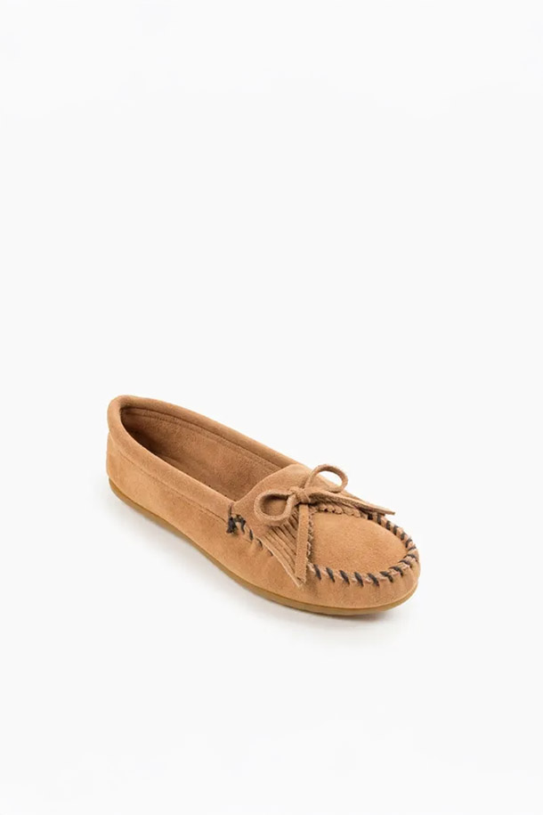 (MINNETONKA) 킬티 하드솔 모카신은 부드러운 스웨이드와 소가죽 소재로 제작되어 편안한 착용감을 선사합니다. 라운드 앞코와 로우컷 탑라인, 오픈형 디자인으로 캐주얼, 클래식, 에스닉 스타일을 모두 소화할 수 있습니다. 토프 컬러의 무지 패턴에 프린지 디테일이 더해져 보헤미안 무드를 연출하며, 봄, 여름, 가을 계절에 여행룩, 산책룩, 휴가룩 등 다양한 TPO에 활용하기 좋습니다. 플랫 굽과 발볼이 일반 사이즈로 제작되어 편안하게 신을 수 있으며, 안감은 패딩 처리되어 부드러운 착용감을 제공합니다.
