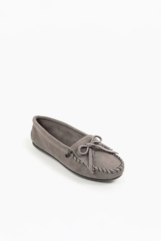 미네통카(MINNETONKA) 킬티 하드솔 모카신은 여성용 모카신으로, 캐주얼, 클래식, 미니멀 스타일을 즐겨 입는 분들께 추천합니다. 부드러운 스웨이드와 소가죽 소재로 제작되었으며, 라운드 앞코와 로우탑 디자인이 특징입니다. 안감은 패딩 처리되어 편안한 착용감을 선사하며, 프린지 디테일이 돋보이는 디자인입니다. 봄, 여름, 가을 계절에 여행룩, 산책룩 등 다양한 TPO에 매치하여 스타일리시하게 연출할 수 있습니다. 플랫 굽과 신축성 있는 착화감으로 일상생활에서 편안하게 즐겨 신을 수 있습니다.
