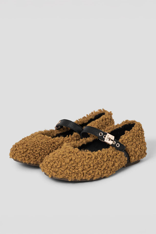 **(SCHOLL) 제니퍼 메리제인 슈즈**는 가을, 겨울 시즌 여성의 일상과 데이트룩, 모임룩, 클래식, 미니멀, 걸리시 스타일에 잘 어울리는 슈즈입니다. 머스타드 컬러의 라운드 앞코 디자인과 버클형 여밈으로 포인트를 더했습니다. 합성수지, 천연고무, 코르크, 가죽 소재를 사용하여 편안함과 스타일을 모두 잡았습니다. 바이오프린트 기술 인솔, EVA 아웃솔, 오쏘페딕 디자인, 아치 서포트, 플러피 텍스처, 미끄럼 방지 기능이 더해져 안정적인 착용감을 제공합니다. 플랫 굽과 메리제인 탑라인이 여성스러운 분위기를 연출합니다.
