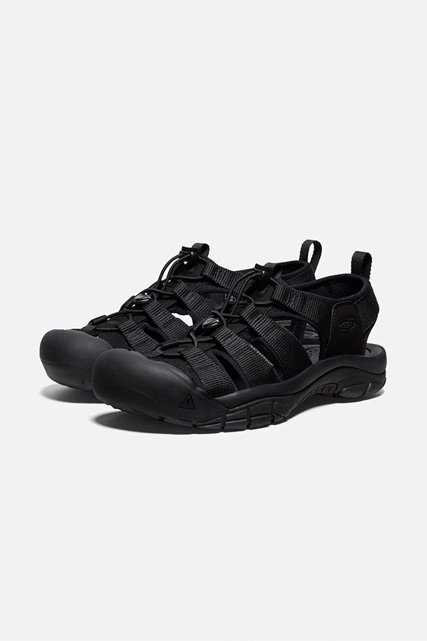 [킨] NEWPORT H2 뉴포트 - Triple Black 샌들은 남녀 모두 착용 가능하며, 아웃도어 활동은 물론 일상에서도 편안하게 신을 수 있는 제품입니다. 이동식 코드 구조로 발에 맞게 조절이 가능하며, 에코 항균 기술이 적용되어 쾌적함을 유지해 줍니다. 무지 블랙 색상의 플랫 샌들로, 봄, 여름 시즌에 시원하게 착용할 수 있으며 라운드 앞코와 끈으로 발을 안정적으로 잡아줍니다.
