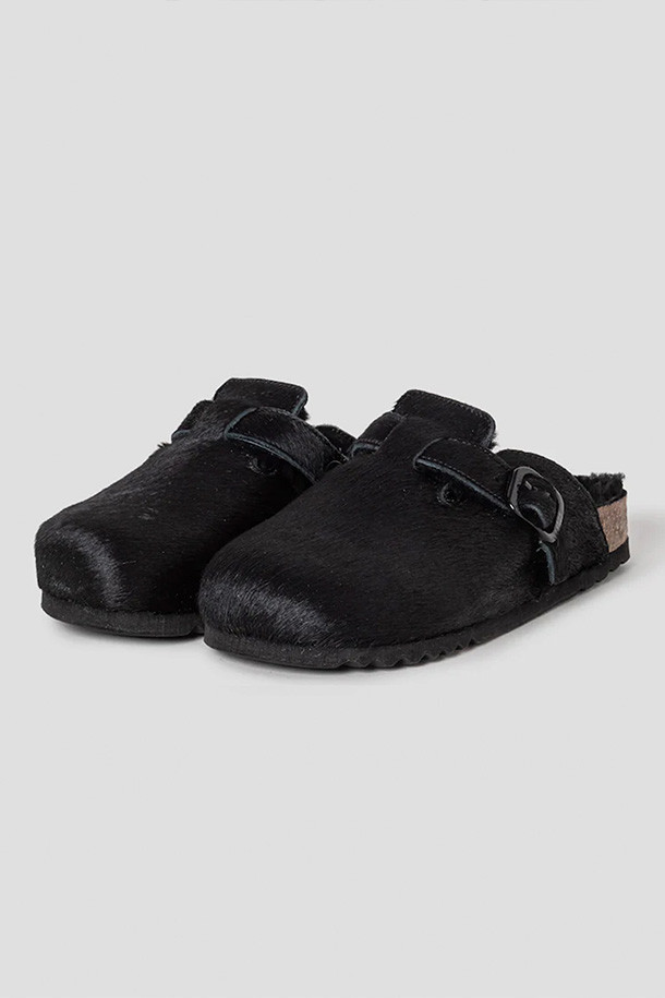 FAE 페이 - Black 크로그는 추운 계절, 출근룩에 어울리는 여성용 신발입니다. 블랙 컬러의 천연 가죽, 소가죽, 코르크, EVA 소재로 제작되었으며, 안감은 퍼 소재로 포근한 착용감을 선사합니다. 버클 여밈과 무지 디자인의 클래식, 미니멀, 캐주얼 스타일을 연출할 수 있습니다. 특히, 바이오 프린트 기술과 아치 서포트, 미끄럼 방지 기능이 더해져 편안함과 안전성까지 갖췄습니다.
