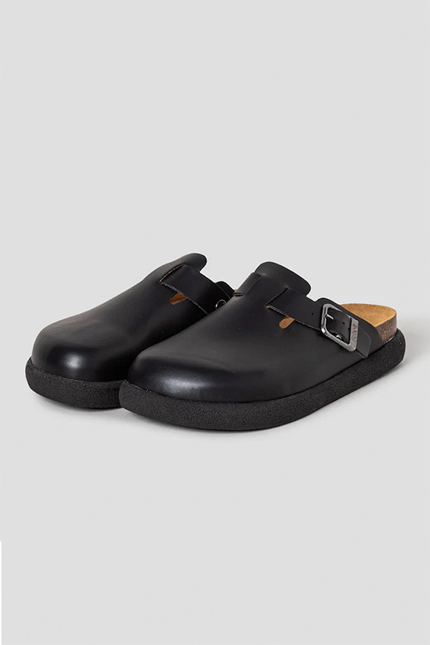 올리비에 청키 - 블랙은 천연 가죽과 소가죽 소재로 제작된 남성용 샌들입니다. 라운드 앞코에 굽 높이가 높고 청키힐 디자인으로, 봄, 여름 시즌 일상룩과 휴가, 여행 스타일에 매치하기 좋습니다. 무지 패턴으로 클래식, 미니멀, 캐주얼 룩에 모두 잘 어울립니다. 코르크 소재 중창과 바이오 프린트 기술이 적용된 안창으로 푹신한 착화감을 선사합니다.
