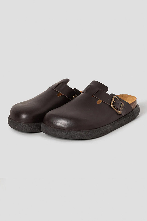 올리비에 청키 - 다크 브라운은 천연 가죽과 소가죽 소재로 제작된 남성용 샌들입니다. 라운드 앞코에 버클 여밈, 오픈형 탑라인 디자인으로 클래식, 미니멀, 캐주얼 스타일을 연출하기 좋습니다. 굽 높이가 높은 청키힐 디자인으로, 봄, 여름 휴가룩과 여행룩에 돋보이는 포인트를 더합니다. 바이오 프린트 기술과 아치 서포트, 푹신한 착화감, EVA 창의 적용으로 편안함을 제공합니다. 코르크 안감과 무지 패턴의 다크 브라운 컬러가 세련된 분위기를 자아냅니다.
