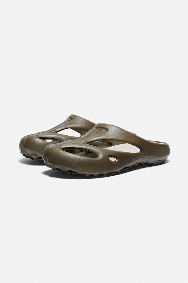 [킨] 샨티 (SHANTI) - Canteen/Plaza Taupe는 편안함과 스타일을 모두 갖춘 남성용 샌들/슬리퍼입니다. 봄, 여름 시즌에 어울리며, 일상 및 여행에 적합한 디자인입니다. 라운드 앞코와 슬립온 스타일로 편안하게 착용할 수 있으며, 무지 패턴으로 미니멀하고 캐주얼한 스타일을 연출합니다. EVA와 고무 소재를 사용하여 가볍고 내구성이 뛰어나며, 22mm 굽 높이의 플랫 디자인으로 안정감을 제공합니다. 아치 서포트, 충격 흡수 인솔, 발 마사지 기능 풋베드, 탈취 기능으로 쾌적한 착용감을 선사합니다.
