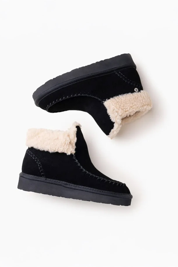 민네통카(MINNETONKA) CHANDRA 여성 털부츠는 부드러운 스웨이드 소재와 라운드 앞코 디자인으로 편안함을 선사합니다. 발목까지 오는 앵클 기장에 슬립온 스타일로 간편하게 착용 가능하며, 안감의 풍성한 퍼(Fur)는 뛰어난 보온성을 제공합니다. 캐주얼, 미니멀, 클래식 스타일의 의상에 잘 어울리며, 출근룩이나 모임룩 등 다양한 TPO에 활용할 수 있습니다. 특히, 두꺼운 아웃솔과 프린지 디테일이 돋보이며, 버버 라이닝으로 더욱 따뜻하고 스타일리시하게 연출할 수 있습니다.
