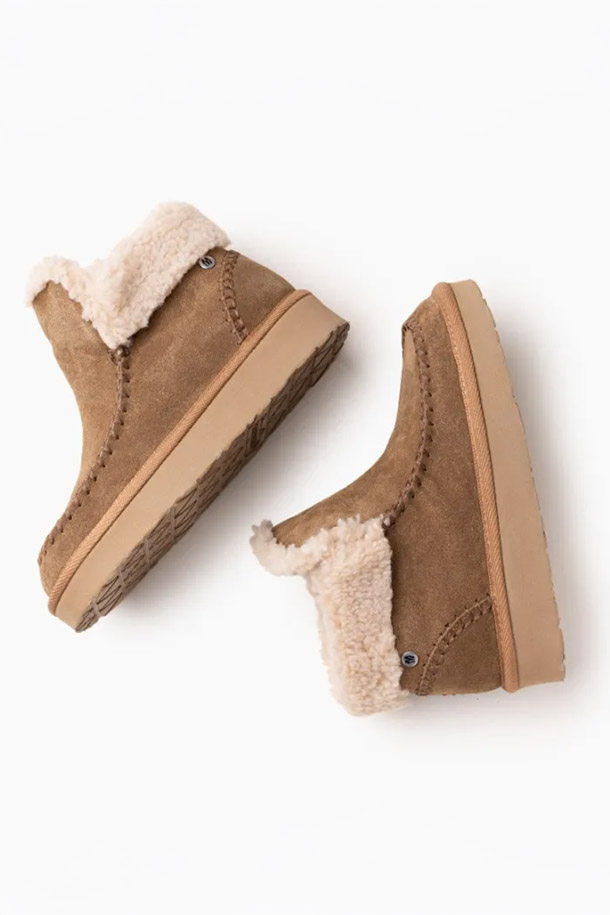 미네통카(MINNETONKA) CHANDRA 여성 털부츠는 부드러운 스웨이드 소재와 따뜻한 퍼 안감으로 제작되어 뛰어난 보온성과 편안한 착용감을 제공합니다. 슬립온 스타일로 신고 벗기 편하며, 앵클 탑라인과 플랫 굽 디자인으로 캐주얼, 미니멀, 클래식 등 다양한 스타일 연출에 용이합니다. 두꺼운 두께감으로 겨울철 추운 날씨에도 따뜻하게 신을 수 있으며, 출근룩이나 산책룩에 매치하여 스타일리시하게 연출하기 좋습니다. 브라운 컬러의 무지 디자인은 어떤 옷에도 잘 어울려 활용도가 높습니다.
