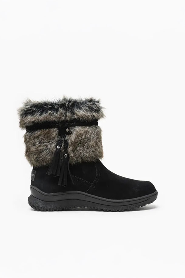 MINNETONKA(미네통카) EVERETT 여성 털부츠는 겨울철 일상에서 따뜻함과 스타일을 동시에 만족시키는 여성 부츠입니다. 블랙 컬러의 스웨이드와 합성 퍼 소재로 제작되어 부드러운 촉감과 두꺼운 두께감으로 뛰어난 보온성을 제공합니다. 방수 기능과 탈부착 가능한 인솔, 소프트 패딩 처리, 퍼 트리밍 탑라인, 끈 여밈 디테일이 특징이며, 플랫 굽으로 편안한 착용감을 선사합니다. 캐주얼, 미니멀, 클래식 스타일을 즐겨 입는 여성분들에게 겨울철 필수 아이템입니다.
