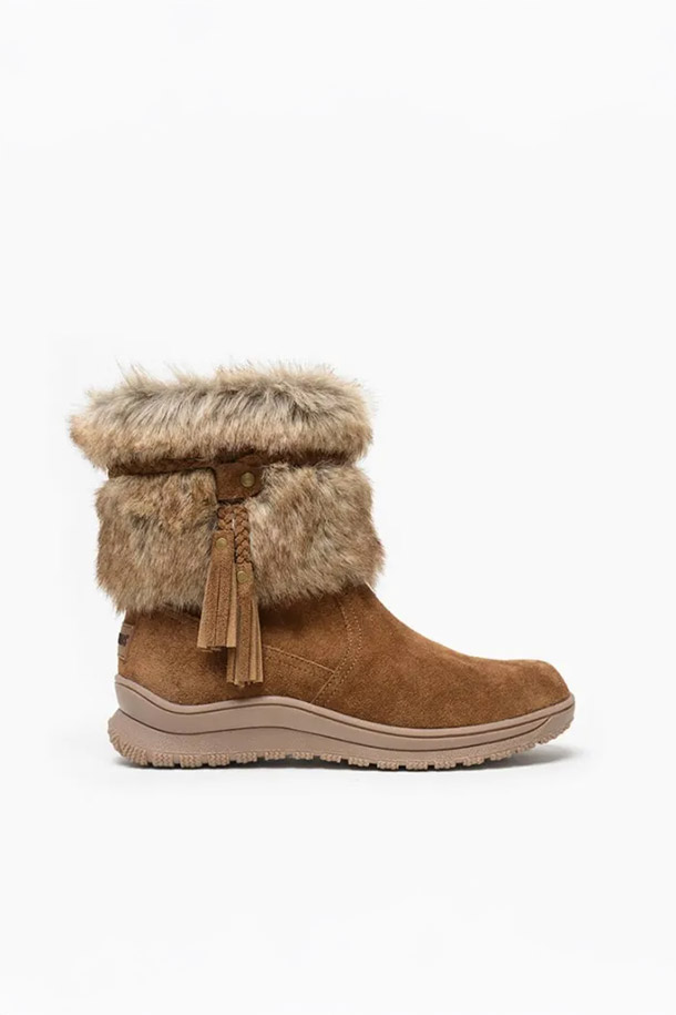 (MINNETONKA) 에버렛 여성 털부츠는 부드러운 스웨이드와 따뜻한 퍼 안감으로 제작되어 겨울철 따뜻함과 스타일을 동시에 제공합니다. 브라운 컬러의 라운드 토 디자인에 레이스업 방식으로 편안하게 착용할 수 있으며, 퍼 트리밍과 태슬 장식이 여성스러운 포인트를 더합니다. 플랫 굽으로 편안한 착용감을 선사하며, 여행룩, 캐주얼, 클래식, 미니멀 스타일 모두 잘 어울립니다. 방한 및 보온 기능으로 추운 날씨에도 따뜻하게 발을 보호하며, 일상에서 폭넓게 활용할 수 있습니다.
