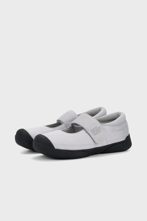 ET038 벨트에듀 - ICE는 여성용으로, 봄, 여름, 가을 계절에 착용하기 좋은 슬립온 스타일 여성 운동화입니다. 화이트와 블랙 두 가지 색상으로 출시되었으며, 라운드 앞코에 무지 디자인으로 미니멀하고 캐주얼한 스타일을 연출합니다. 폴리에스테르 소재로 제작되어 가볍고 편안하며, 로우 굽으로 워킹 및 일상생활에서 활용하기 좋습니다. 산책룩에 잘 어울리며, 경량 디자인으로 활동성을 높였습니다.
