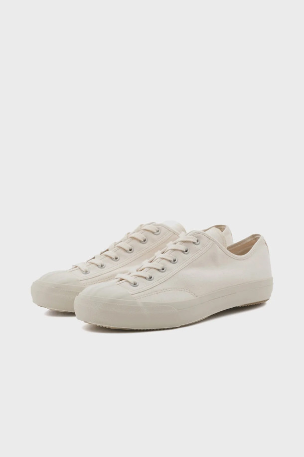 GYM CLASSIC 짐클래식 - WHITE는 남성용으로 디자인된 화이트 컬러의 캔버스 소재 운동화입니다. 라운드 앞코와 레이스업 잠금장치로 클래식한 디자인을 보여주며, 로우탑 스타일로 편안한 착용감을 제공합니다. 플랫 굽에 무지 패턴으로 미니멀한 스타일을 연출하여, 일상생활에서 산책룩이나 출근룩 등 다양한 TPO에 활용 가능합니다. 발볼은 일반으로 제작되었으며, 캐주얼하고 클래식한 분위기를 선호하는 남성에게 적합합니다.