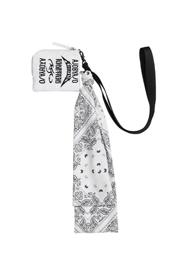 [아조바이아조] 파이브 아조 나일론 넥 웰렛 - WHITE는 미니멀, 캐주얼, 에스닉 스타일을 소화하는 공용 넥 월렛입니다. 화이트 컬러의 이 넥 월렛은 나일론과 레이온 소재로 제작되었으며, 페이즐리 패턴의 자수 디테일과 탈부착 가능한 스트랩, 스카프 디테일로 포인트를 더했습니다. 여행룩, 휴가룩, 산책룩 등 다양한 TPO에 활용 가능하며, 10.5cm 높이와 12.5cm 너비의 미니 사이즈로 간편하게 소지품을 보관할 수 있습니다. 사각형 디자인에 웨빙 스트랩을 더해 실용성을 높였습니다.
