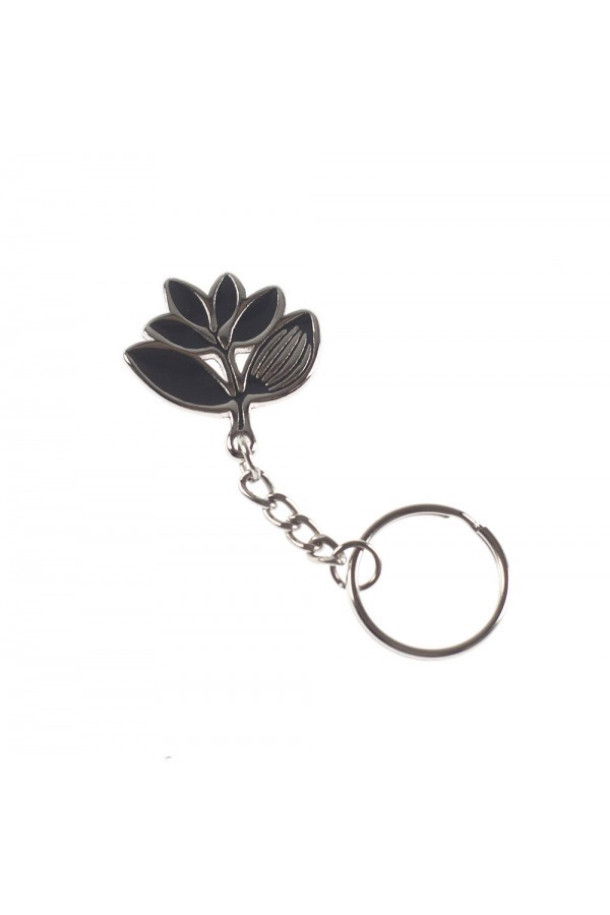 KEYCHAIN (키체인) - BLACK은 심플한 디자인과 꽃 모티프가 돋보이는 블랙 컬러의 열쇠고리입니다. 금속 소재로 제작되어 튼튼하며, 소형 사이즈로 제작되어 휴대성이 좋습니다. 클래식, 미니멀, 걸리시 스타일 모두에 잘 어울리며, 데이트룩이나 모임룩에 포인트를 더할 수 있습니다. 열쇠나 액세서리를 걸어 개성을 표현해보세요.
