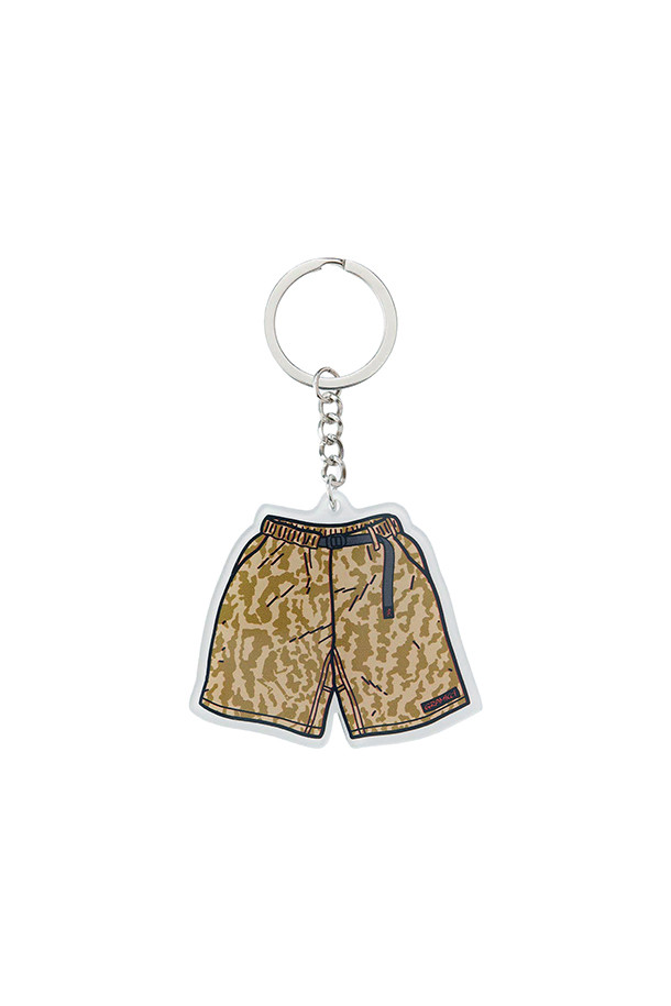 [그라미치] 그라미치 G-쇼트 키링 - 마이크로 바크 베이지는 그라미치의 G-숏츠 디자인을 모티프로 제작된 키링입니다. 내구성이 뛰어난 메탈 소재와 아크릴 소재로 제작되었으며, 미니멀, 캐주얼, 클래식 스타일을 추구하는 분들께 잘 어울립니다. 마이크로 바크 베이지 컬러와 로고 패턴, 펜던트 디자인이 특징이며 6.5cm x 6cm 사이즈로 가방이나 열쇠고리에 간편하게 부착하여 사용할 수 있습니다. 여행룩에 포인트를 더하거나, 일상 속에서 개성을 표현하기 좋은 아이템입니다.
