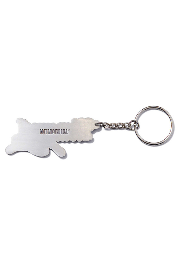 [노매뉴얼] 고딕 & 커시브 로고 키링은 2025 SS 컬렉션 Visual Tension 3rd Release 제품입니다. 아연합금 소재의 실버 색상 키링으로, 고딕체와 커시브체 디자인이 돋보이는 로고 패턴이 특징입니다. 길이 3cm의 FREE 사이즈로 공용 액세서리입니다.
