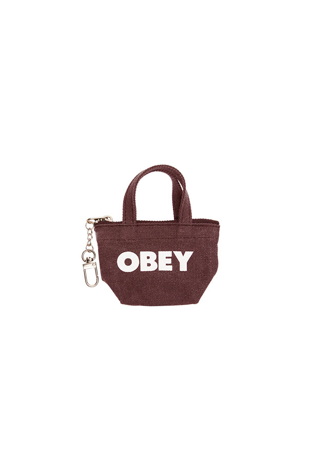 [오베이] PIGMENT TOTEBAG KEYCHAIN은 피그먼트 레드 색상의 면 소재 미니 토트백 키체인입니다. 사각 형태에 지퍼형 잠금 방식이며, OBEY 캠페인 디자인과 로고 패턴이 특징입니다. 장식용 액세서리로 활용 가능합니다.
