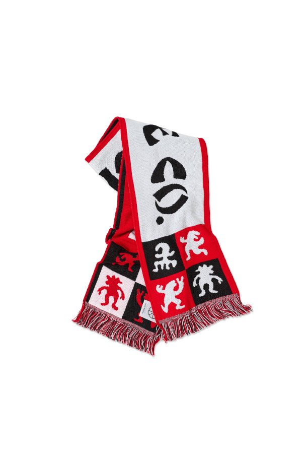 **Football Scarf | Checkers 풋볼 스카프 | 체커스 - 레드**

남녀 모두 착용 가능한 풋볼 스카프입니다. 두꺼운 니트 소재로 제작되어 가을과 겨울에 따뜻하게 착용할 수 있습니다. 스포티한 스타일의 체커(체크) 패턴과 로고 디자인이 특징이며, 양면 디자인과 프린지 장식으로 포인트를 더했습니다. 스포츠 관람 시 유용하게 활용할 수 있는 아이템입니다. 레드, 화이트, 블랙 세 가지 색상으로 출시되었습니다.
