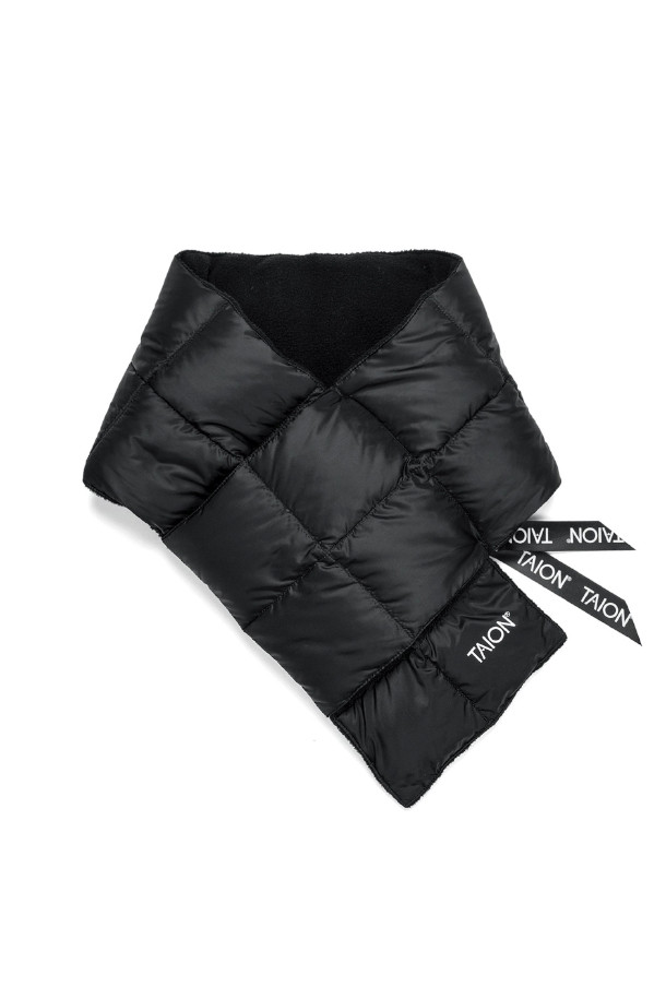 [타이온] BASIC DOWN SCARF 베이식 다운 스카프 - 블랙은 겨울철 출근룩에 완벽하게 어울리는 미니멀하고 클래식한 스타일의 스카프입니다. 가볍고 따뜻한 800FP 다운 충전재(다운 95%, 페더 5%)와 부드러운 플리스 안감으로 뛰어난 보온성을 제공합니다. 무지 디자인과 블랙 컬러는 어떤 스타일에도 쉽게 매치되어 다양한 코디를 연출할 수 있습니다. 두꺼운 두께감과 부드러운 촉감으로 포근하게 착용 가능하며, 가벼운 무게로 활동성 또한 보장합니다. 베이직한 디자인으로 매일 따뜻하고 스타일리시하게 겨울을 보내세요.
